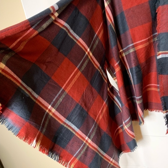 Grace & Lace Poncho - Picture 7 of 9